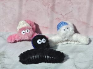 Fellhaarspange mit Augen und Mütze