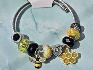 Sweet Bee Charm Armband
