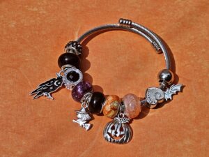 Hui Buh Charm Armband